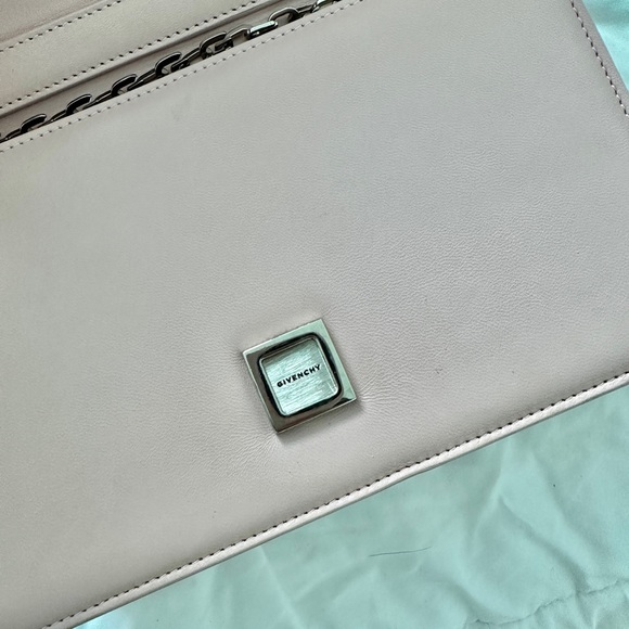 GIVENCHY MEDIUM 4G BAG IN PADDED LEATHER WITH CHAIN - Picture 6 of 14